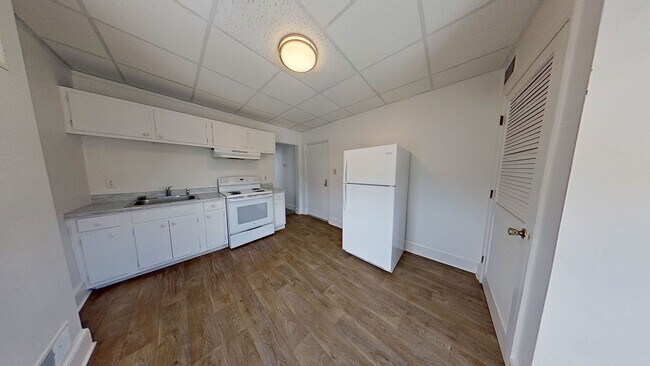 Building Photo - Spacious One Bedroom Apartment
