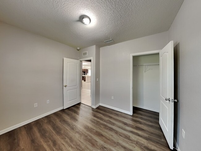 Building Photo - 3074 Brenton Manor Loop