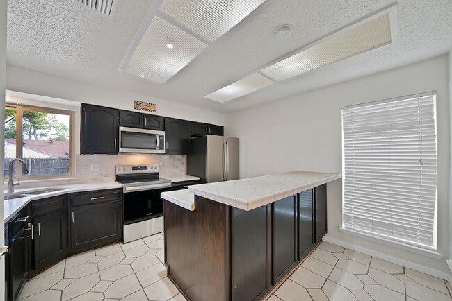 Building Photo - 1611 Celeste Ct