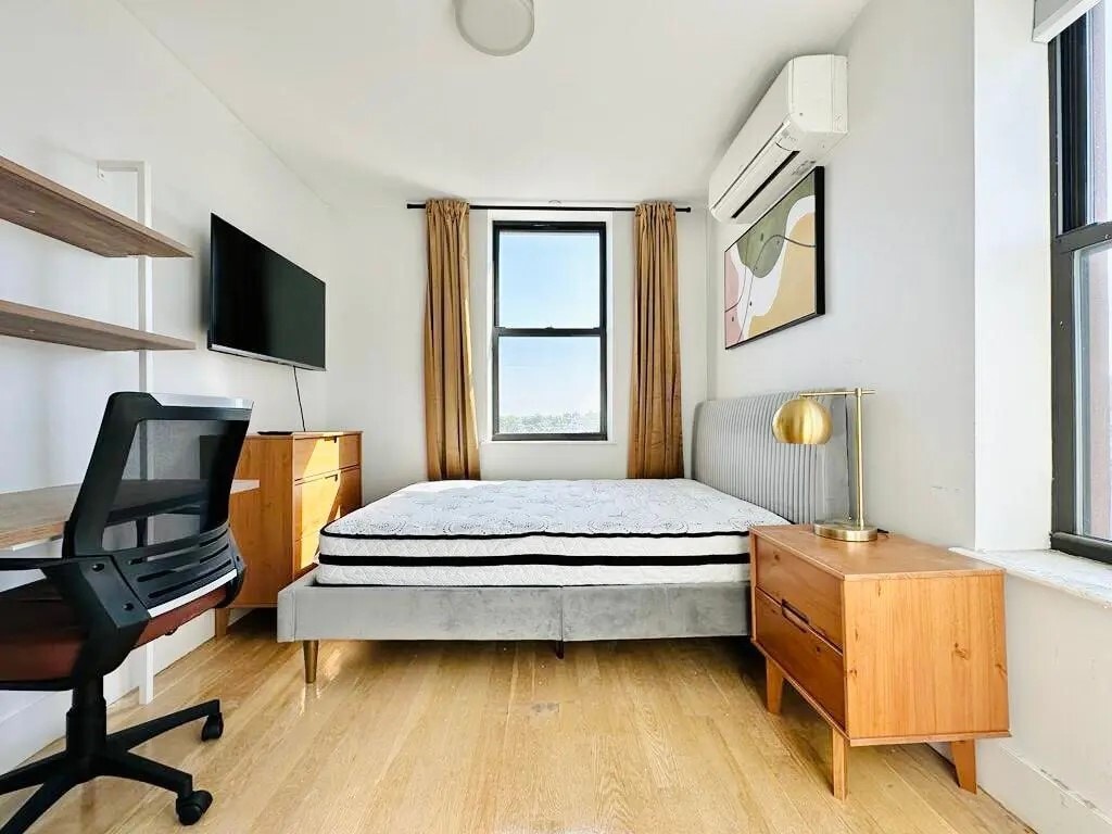 Building Photo - Furnished room/NOT APARTMENT