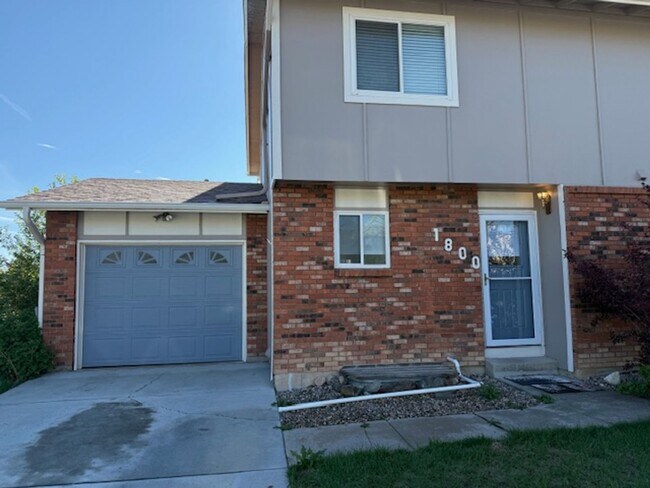 Building Photo - 3 Bedroom Townhome in FC!