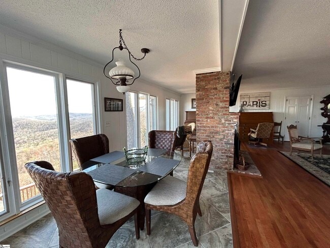 Building Photo - 1671 Hogback Mountain Rd