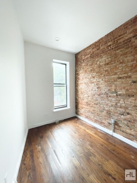 Building Photo - TOMPKINS AVENUE / Spacious 4-Bed 1-Bath
