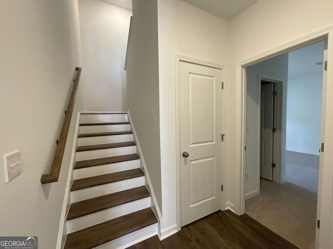 Building Photo - 5716 Plaza Dr SE