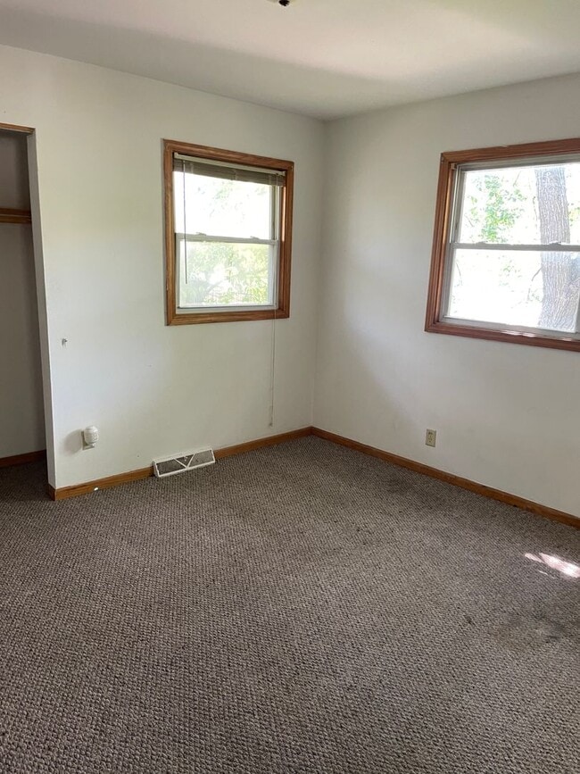 Building Photo - 8809 W Villard Ave