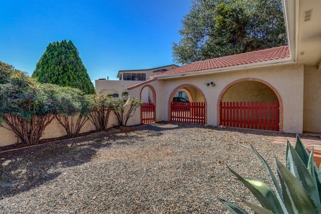 Building Photo - 1298 N Tapadero