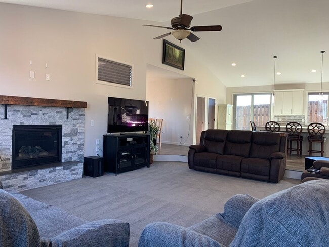 Building Photo - Beautiful Newly Custom Built Home! Vaulted Ceilings! Partially Furnished! Open Floor Plan!