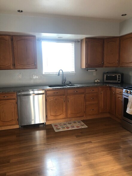 Building Photo - 5870 S Rock Creek Dr