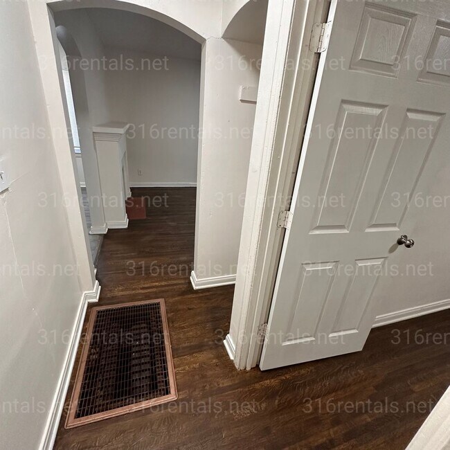 Building Photo - $525 - 1 bed 1 bath - Duplex