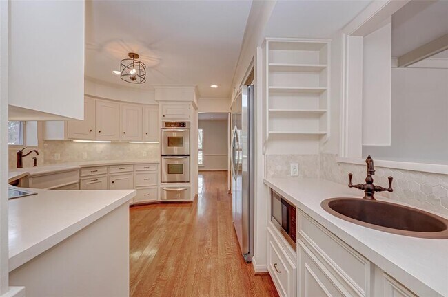 Building Photo - 12419 Huntingwick Dr