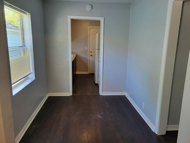 Building Photo - Cute 2 Bedroom