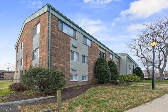 Building Photo - 2Br/ 1Ba - Beautifully renovated first-floor walkout condo in water privileged community availabl...