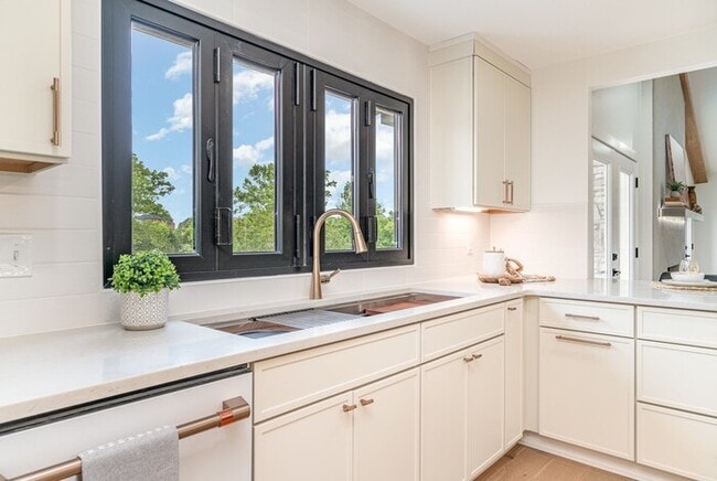 Building Photo - 95 Short Dr