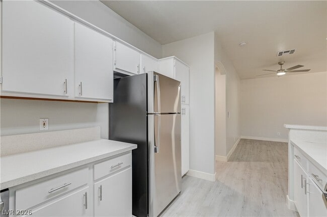 Building Photo - 1900 N Torrey Pines Dr