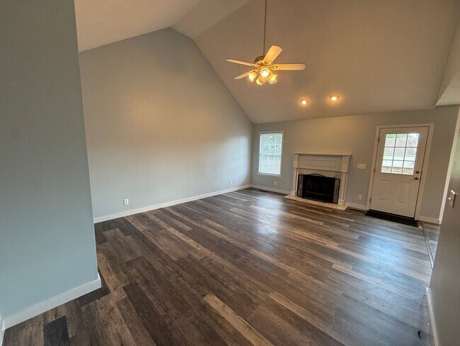 Building Photo - *Move In Special* Charming 3BR/2BA Home in Greenbrier
