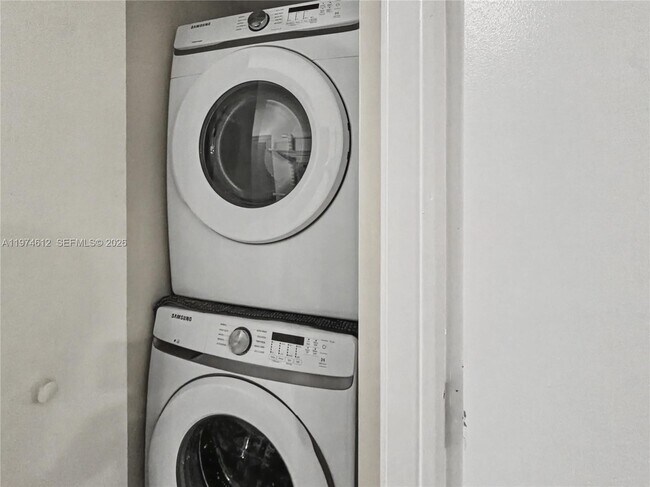 Building Photo - 475 Brickell Ave