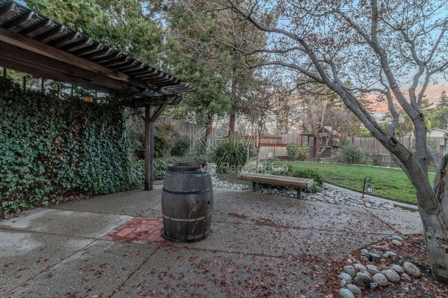 Building Photo - 2326 Carriage Dr