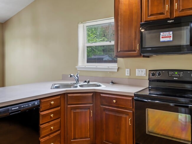 Building Photo - 672 E Lake Ln