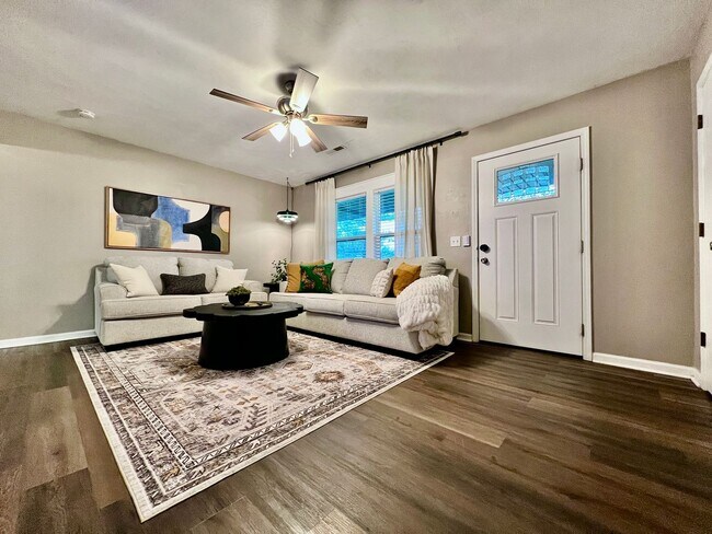 Building Photo - 3 BDR Ranch w/ Fenced yard, laundry, garage + more