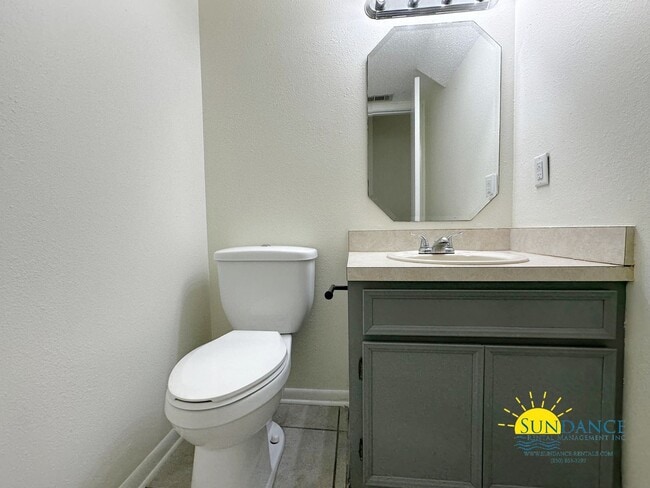 Building Photo - Centrally Located Townhouse with a Communi...