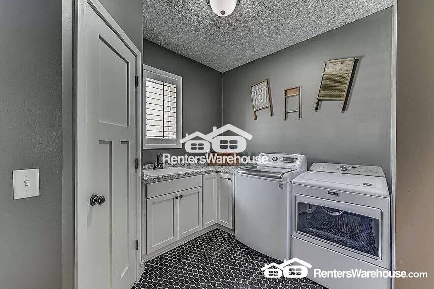 Building Photo - 8868 Whispering Oaks Trail