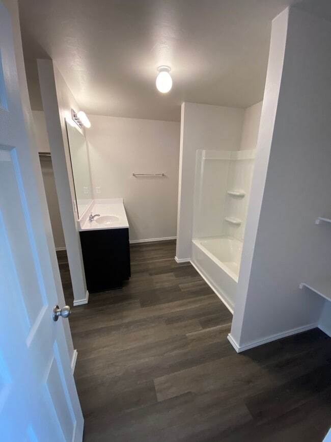 Building Photo - Now Pre-Leasing! Comfortable & Stylish 3-Bed, 2 Bath Home in Yukon