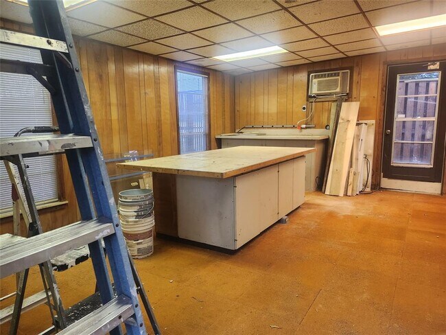 Building Photo - 6441 Sharpview Dr