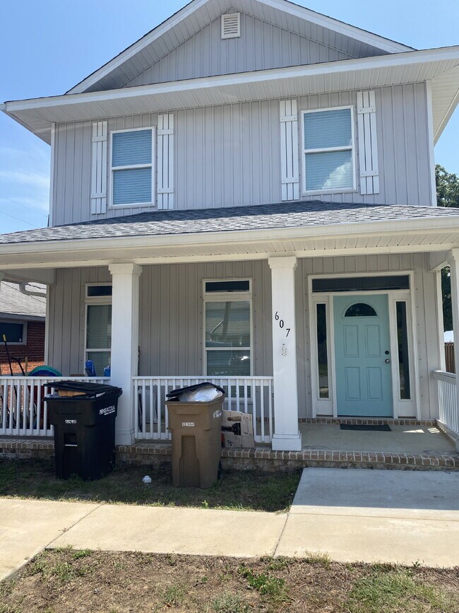 Building Photo - Situated in DeVillier's Square within convenient walking distance to Palafox, this contemporary r...