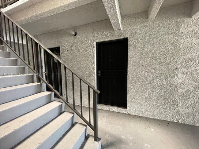 Building Photo - 10361 N Kendall Dr