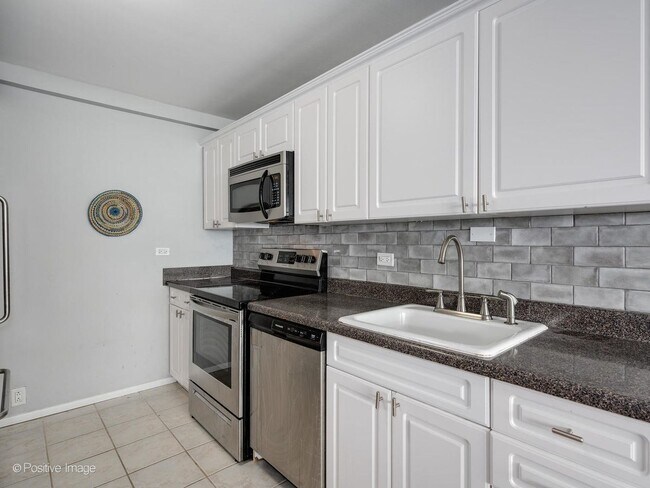 Building Photo - 1850 N Clark St