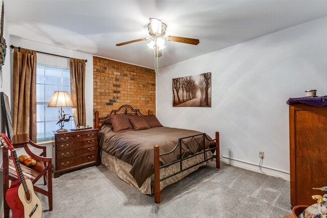 Building Photo - 9551 E Lake Highlands Dr