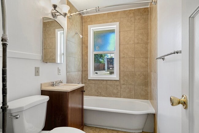 Building Photo - Beautiful 4bed 2bath Home in Renton