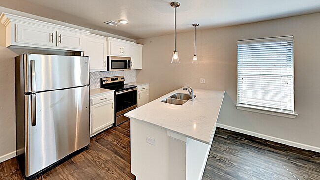 Building Photo - 2 Bedroom, 2 Bathroom, 1 Car Garage Duplex...