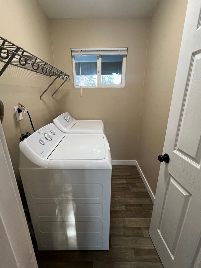 Building Photo - Fully Remodeled Rockwood 2-Bedroom