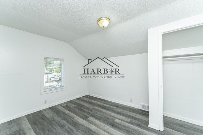 Building Photo - 4 Bedroom Home-Walking Distance to Downtown Rochester!