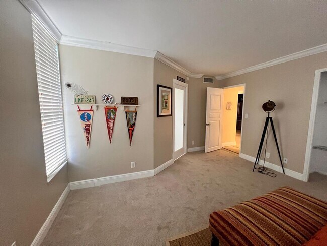 Building Photo - 605 Oaks Dr