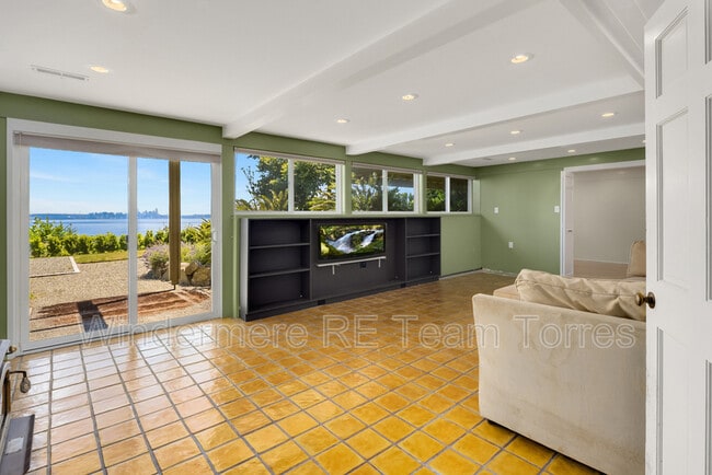 Building Photo - 10837 Bill Point Bluff NE