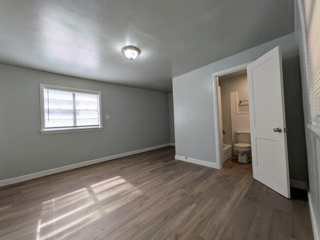 Building Photo - 616 4th Ave NE