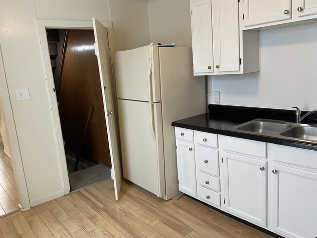 Building Photo - 313 E Burd St