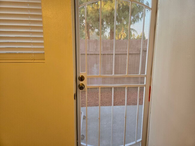 Building Photo - Completely Upgraded 2 bedroom Condo in Riverside