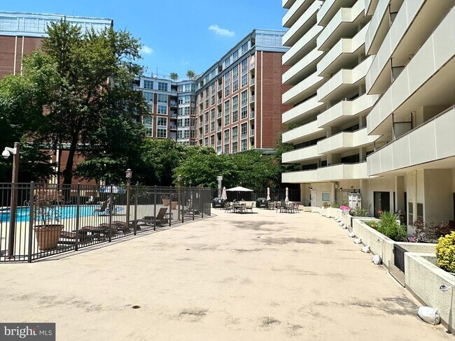 Building Photo - 5300 Columbia Pike