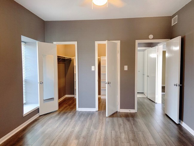 Building Photo - 2425 UNDERWOOD STREET 354