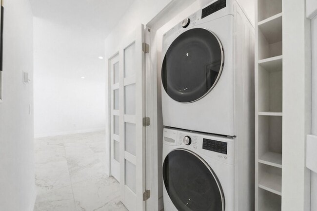 Building Photo - 1706 NE 28th Dr