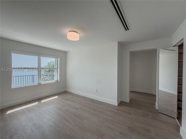 Building Photo - 5297 SW 183rd Ave