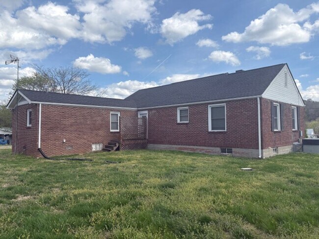 Building Photo - Auburntown TN - 1700 SF, 3BR/2BA, Full Basement, 2 Car Garage, 1 Acre