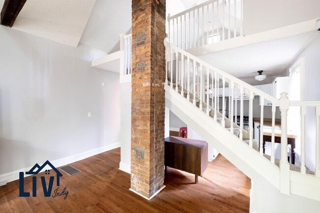 Building Photo - 1121 E 9th St