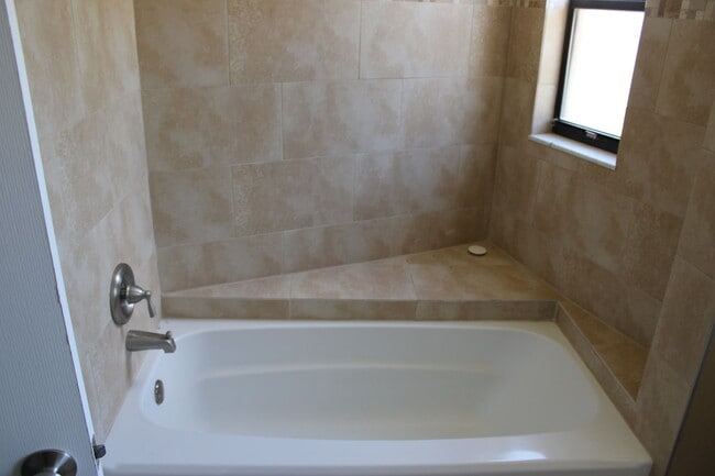 Building Photo - Updated 3 bedroom 2 bath in Greenbrook Estates