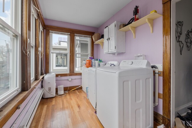 Building Photo - HUGE THREE BED IN SOMERVILLE!!!!!!!!