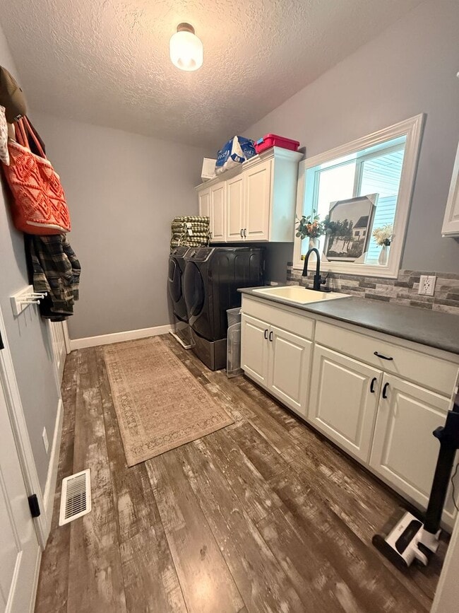 Building Photo - 304 Palomino Dr