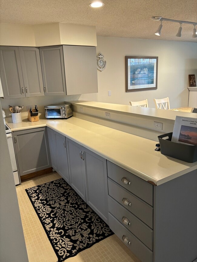 Building Photo - 146 W Grand Ave